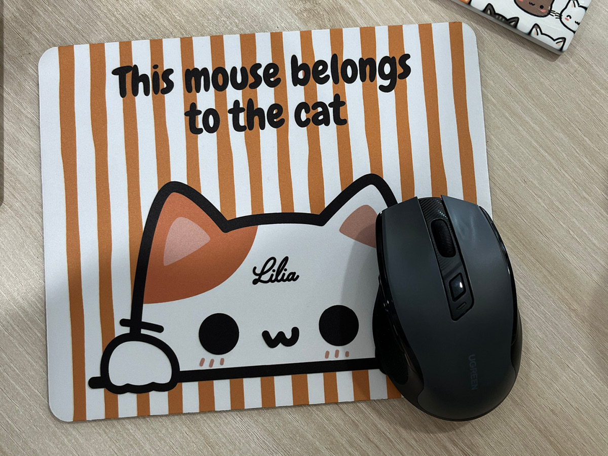 Προσωποποιημένο mousepad με φωτογραφία πάνω σε γραφείο, δίπλα στο πληκτρολόγιο